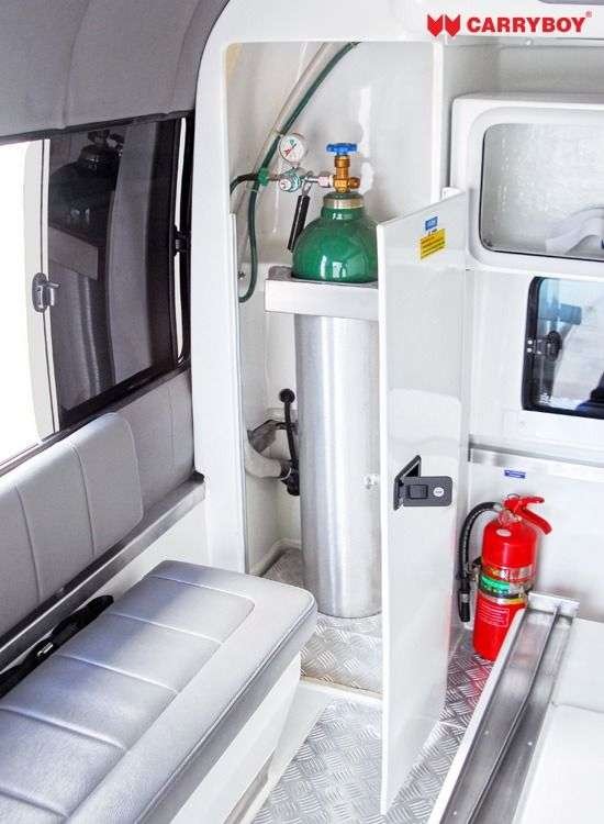 Oxygen ambulance with high-flow oxygen system